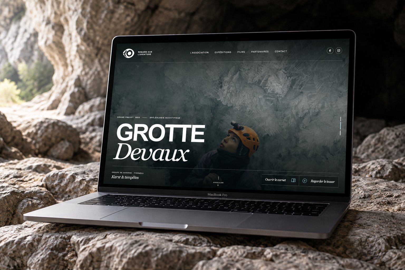Accueil de RSLA présenté sur un MacBook dans un décor de grotte
