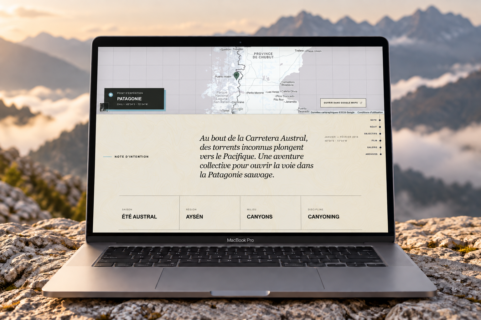 La carte de Patagonie et la note d’intention sur MacBook dans un paysage montagneux