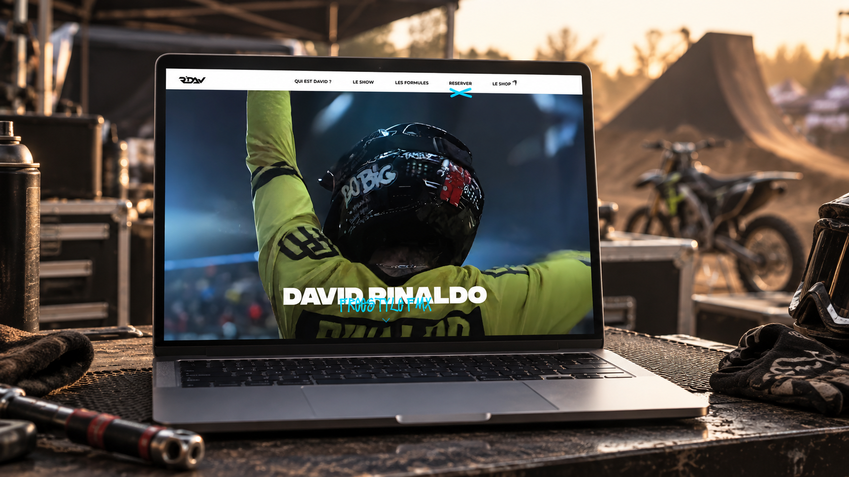 David Rinaldo FMX présenté sur MacBook dans son univers