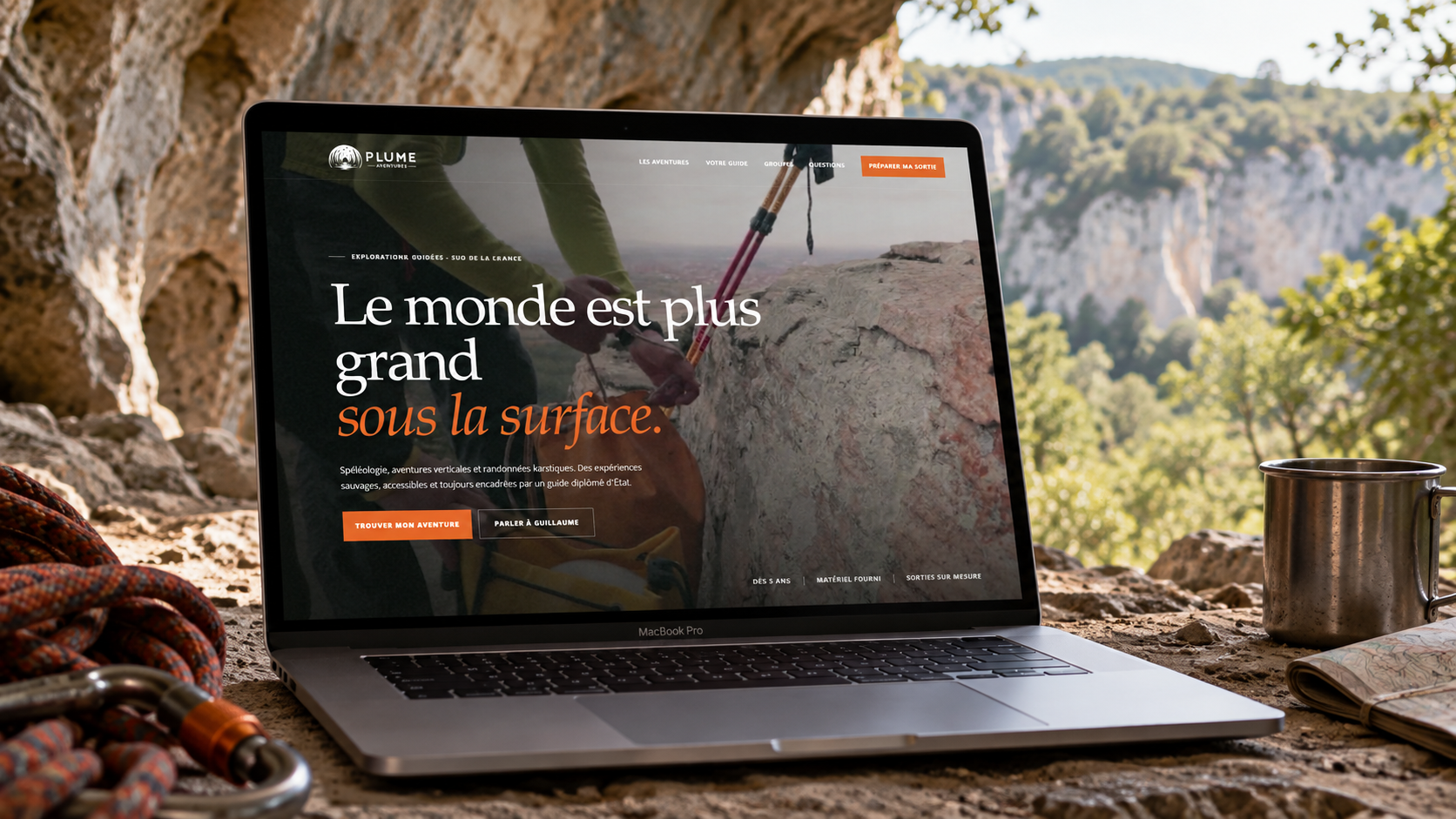 Plume Aventures présenté sur MacBook dans son univers
