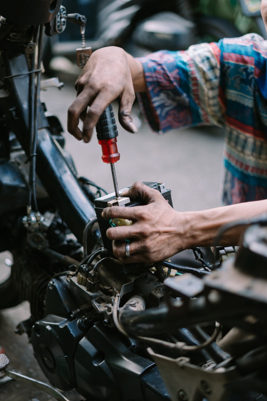 R&eacute;paration de moto au garage collaboratif Drive'In Garage &agrave; Fabrezan