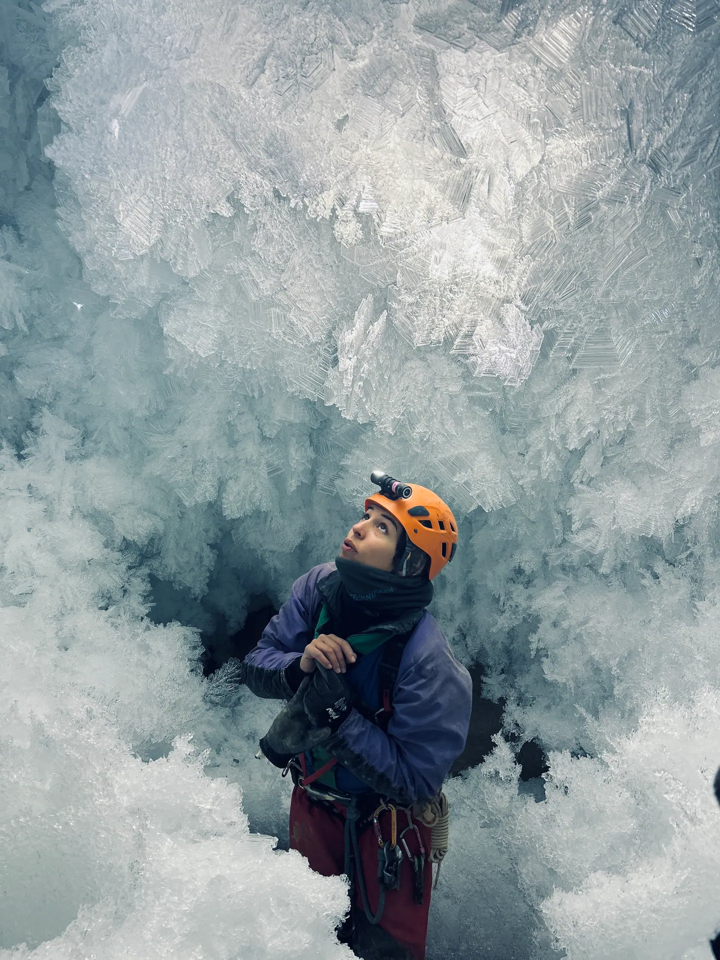 Spéléologue au cœur des cristaux de glace lors d’une expédition RSLA